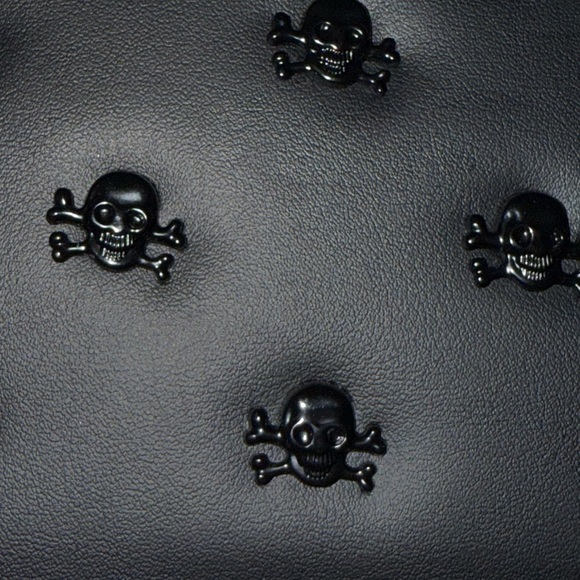 Betsey Johnson skull and crossbones zip wallet/wristlet. ☠️ - Picture 3 of 10